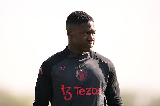 Mainoo nên ở lại Man United và tiếp tục chiến đấu.