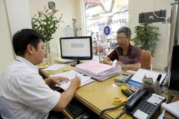 Cán bộ, công chức, viên chức thuộc chỉ tiêu biên chế do cấp có thẩm quyền giao, hưởng lương từ ngân sách nhà nước.