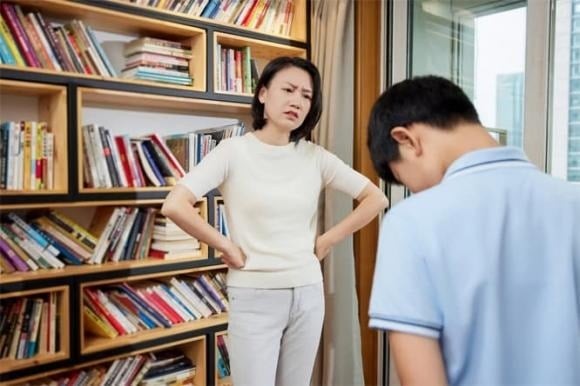 Tình yêu đích thực đôi khi là biết buông tay – để con được tự do bay trên bầu trời của riêng nó. Và nếu có vấp ngã, đó vẫn là bước đi quý giá trên hành trình trưởng thành.