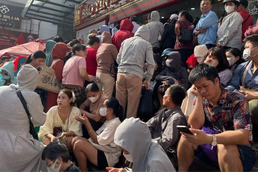 Tại Hà Nội, nhiều người dân chấp nhận dậy sớm, xếp hàng từ 3–5 giờ sáng để chờ cửa hàng mở cửa và mua được vàng nhẫn tích trữ.