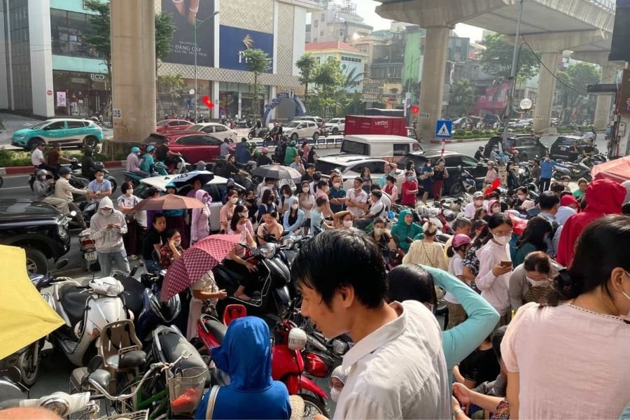 Theo ghi nhận, nhiều người xác định đi mua vàng phải chờ đợi cả buổi sáng.