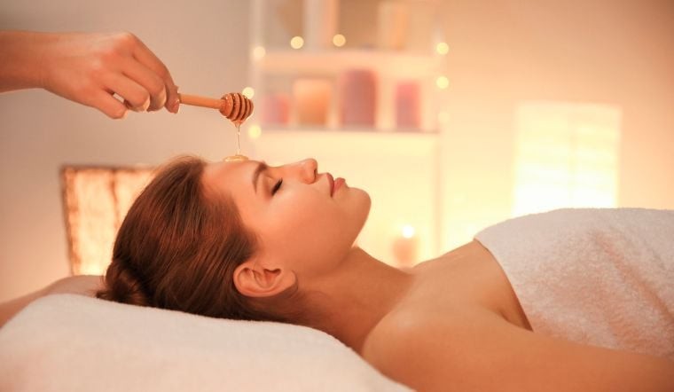 Mật ong từ lâu đã được xem là “thần dược” trong chăm sóc da nhờ khả năng dưỡng ẩm, kháng khuẩn và làm dịu hiệu quả.