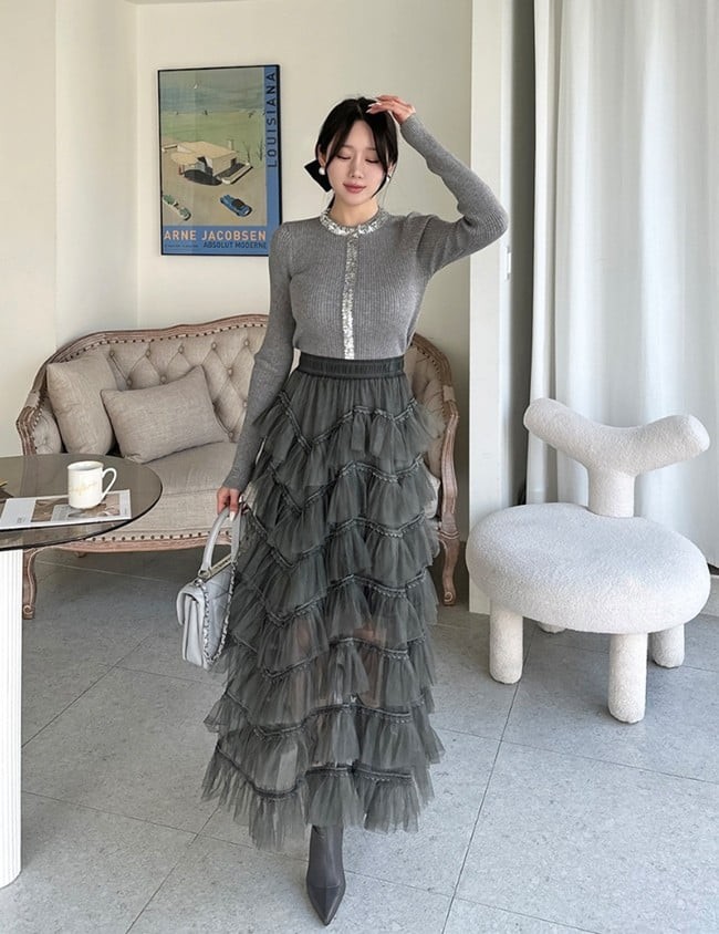 Những lớp váy được sắp đặt cầu kỳ giúp tổng thể thêm phần sang chảnh nhưng vẫn dễ mặc. 