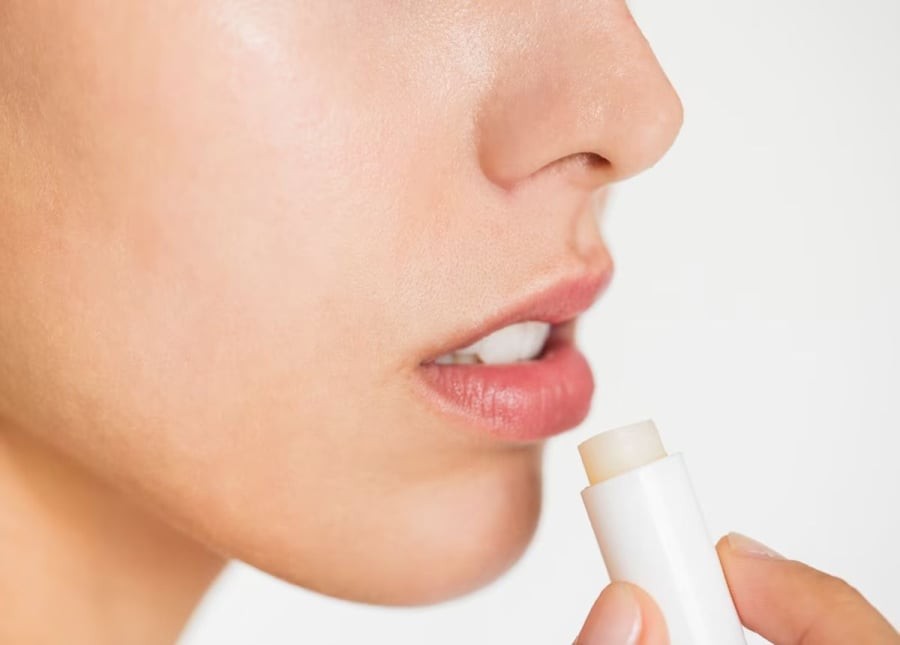 Duy trì lượng nước từ 1,5–2 lít mỗi ngày, kết hợp ăn nhiều rau xanh, trái cây giàu vitamin C, vitamin nhóm B và kẽm để nuôi dưỡng làn da môi