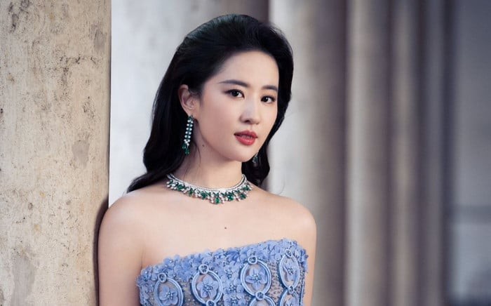 Theo cô, nước ấm giúp lỗ chân lông giãn nở nhẹ, loại bỏ bụi bẩn hiệu quả hơn và giúp các dưỡng chất dễ thấm sâu vào da.
