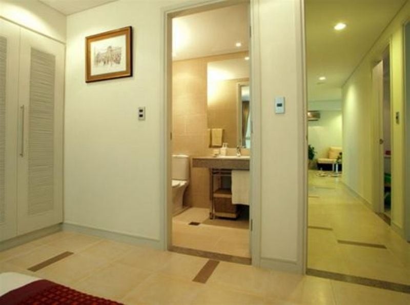 Cửa chính không nên đối diện nhà vệ sinh. Ảnh minh họa