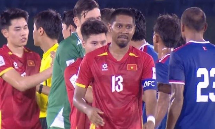 Quang Vinh với tấm băng thủ quân.