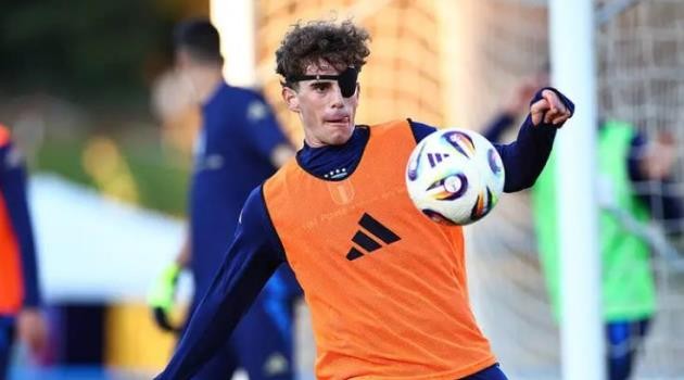 Matteo Dagasso bị một mặt khi tập luyện cùng U21 Ý.
