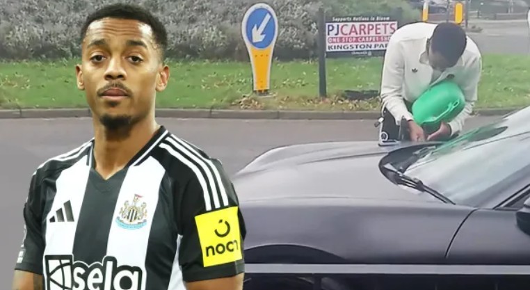 Joe Willock tự đổ xăng cho xe bên vệ đường.