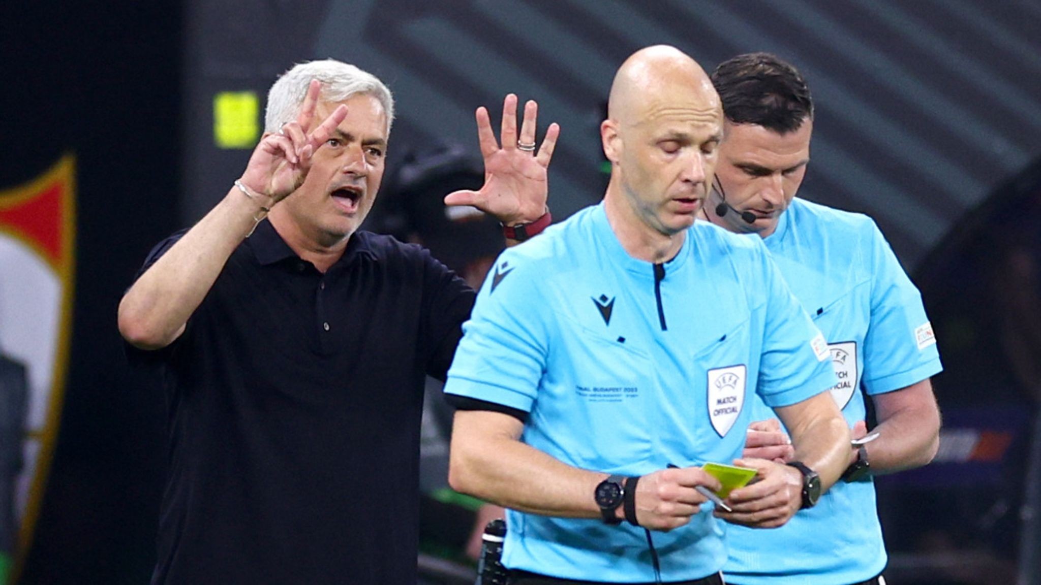 Anthony Taylor và gia đình bị các CĐV quá khích bao vây tại sân bay Budapest sau trận chung kết Europa League 2023.