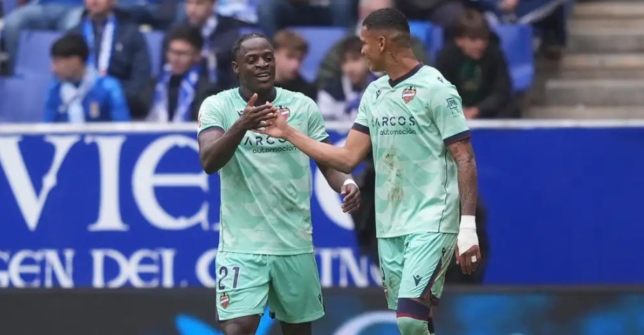 Barca đang cân nhắc việc chiêu mộ Eyong.