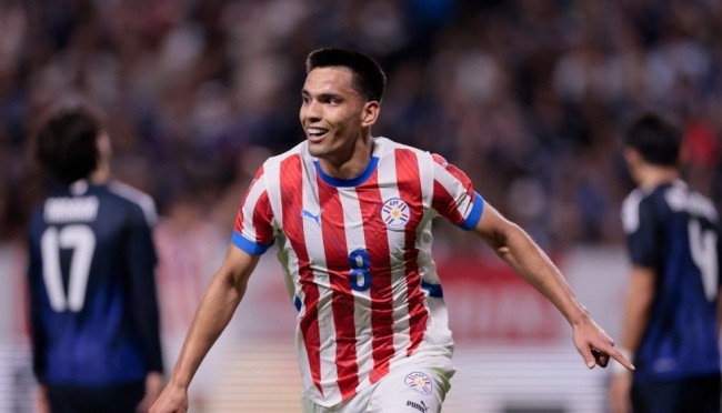 Diego Gomez nổ súng.