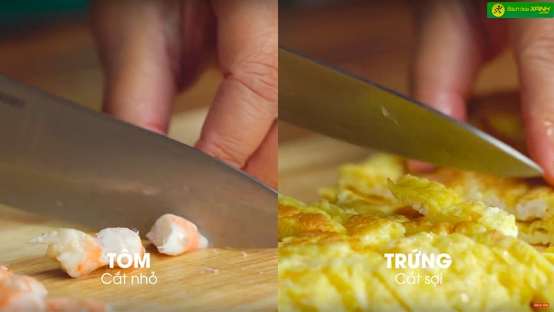 Chiên trứng và tôm luộc thái nhỏ
