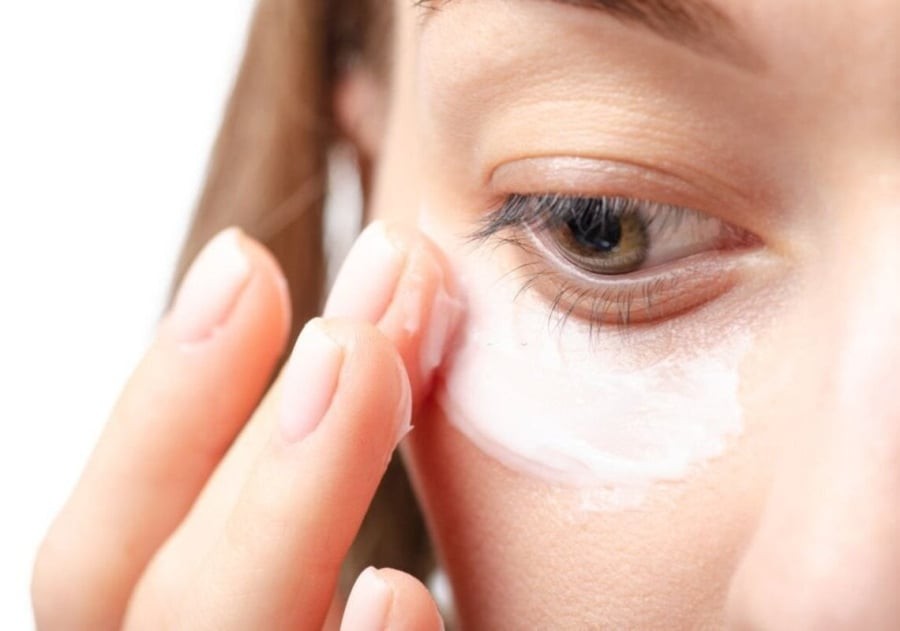 Những nếp nhăn nhỏ nơi khóe mắt – thường được gọi là “vết chân chim