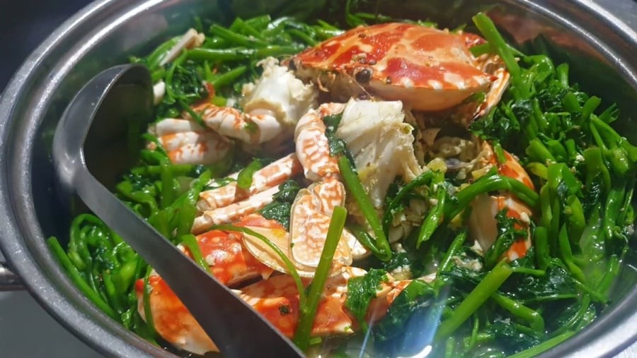 Rau muống giàu sắt và chất xơ, rất tốt cho người thiếu máu và tiêu hóa kém.