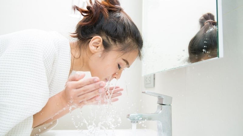 Việc rửa mặt ngay khi thức dậy có thể làm mất đi lớp bảo vệ quý giá đó, khiến da khô căng