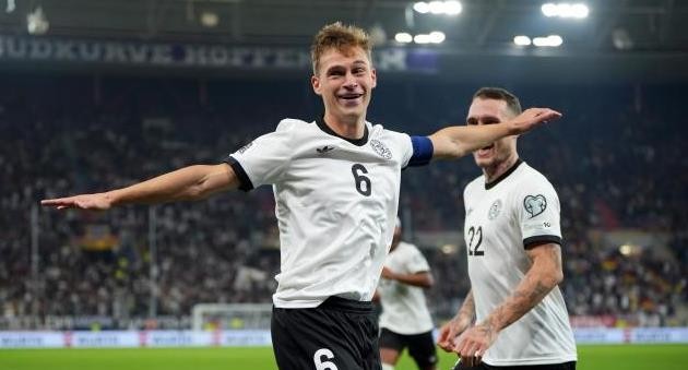 Kimmich không quan trọng đá hậu vệ hay tiền vệ.