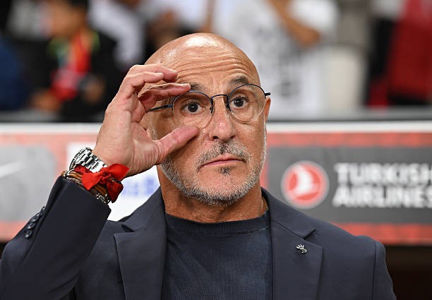 HLV Luis De La Fuente phủ nhận thông tin mâu thuẫn với Barcelona hay người đồng nghiệp Hansi Flick.