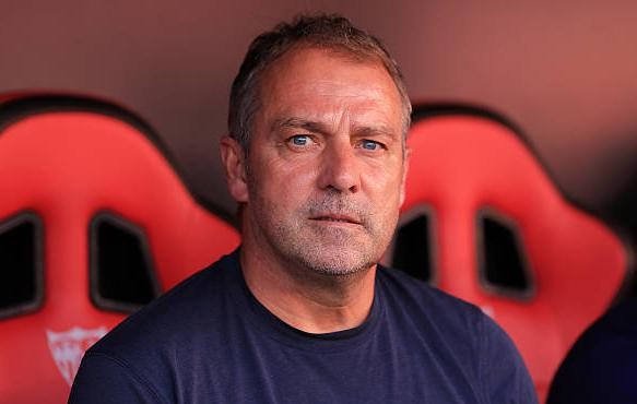 Hansi Flick đối mặt những câu hỏi khó tại Barcelona.