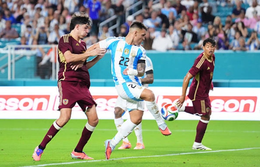 Martinez liên tiếp bỏ lỡ cơ hội.