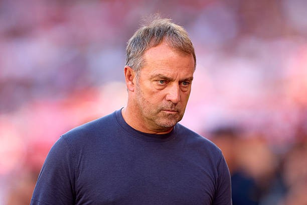 HLV Hansi Flick đau đầu với bài toán phòng ngự của Barcelona. 