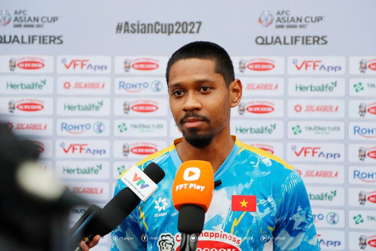 Cao Pendant Quang Vinh tự hào khi được đeo băng thủ quân ĐT Việt Nam. Ảnh: VFF.