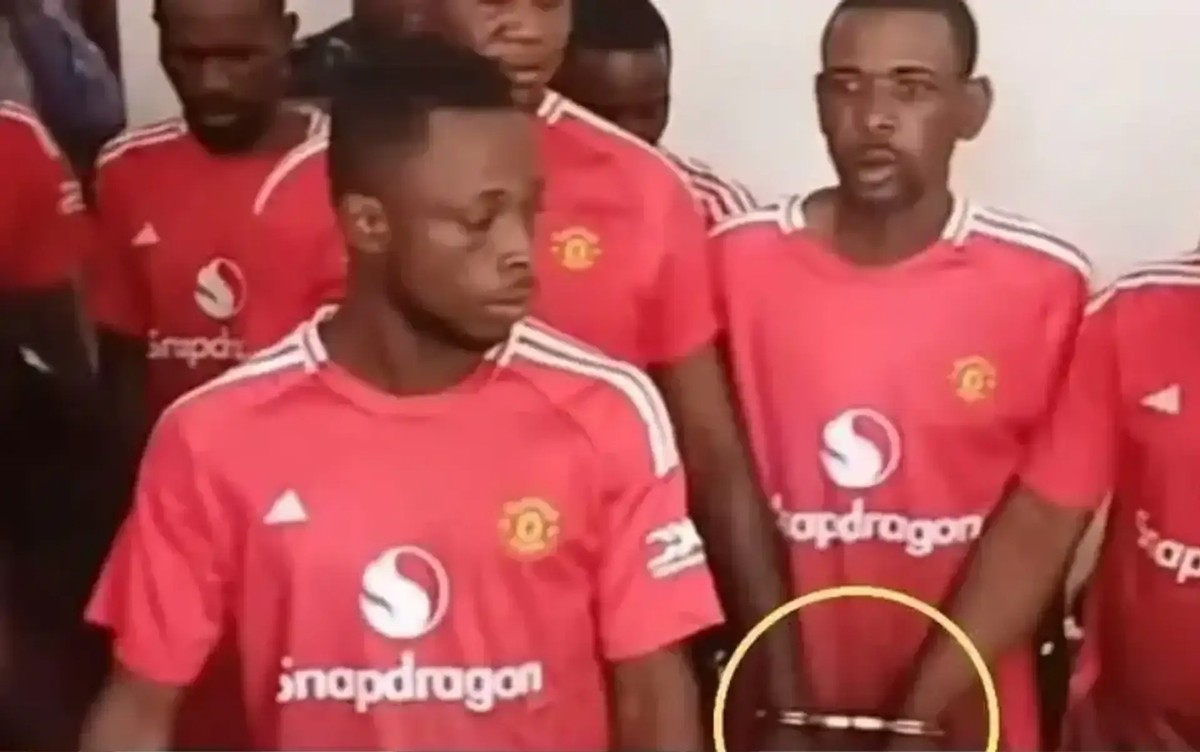 Hình ảnh phạm nhân Congo mặc áo đấu Manchester United viral trên mạng xã hội.