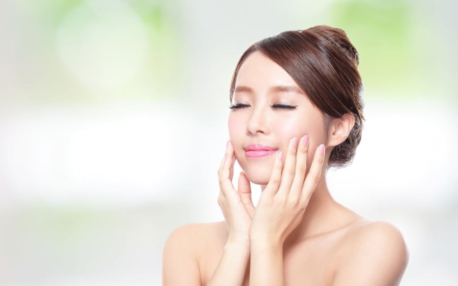 Một trong những bí quyết làm đẹp ít ai chú ý chính là chất liệu vỏ gối. Nếu bạn đang sử dụng vỏ gối cotton thông thường, hãy thử chuyển sang lụa. 
