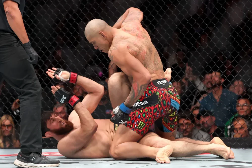 Alex Pereira ăn mừng chiến thắng trước Magomed Ankalaev tại UFC 320