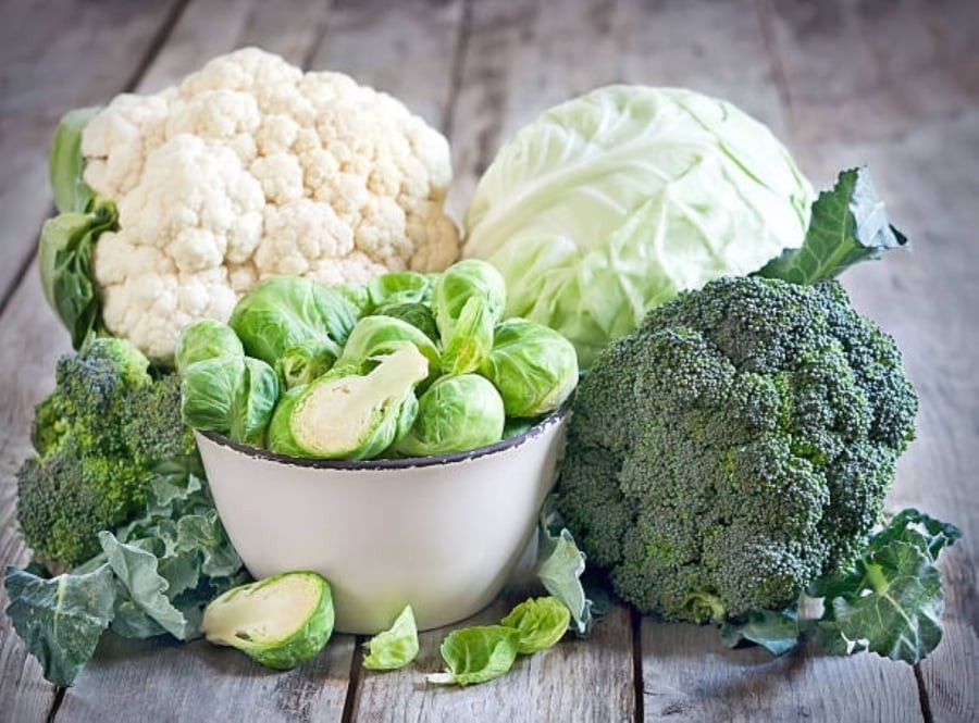 Rau họ cải đều giàu chất xơ, khoáng chất như magiê và folate, cùng các hợp chất giúp gan giải độc.