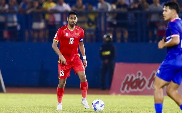 Cao Pendant Quang Vinh gây ấn tượng ở hàng phòng ngự tuyển Việt Nam.