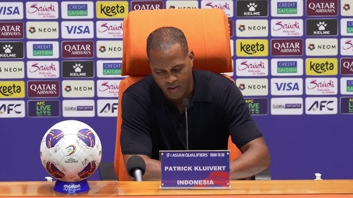 Kluivert cố nén nước mắt khi trả lời phỏng vấn sau trận.