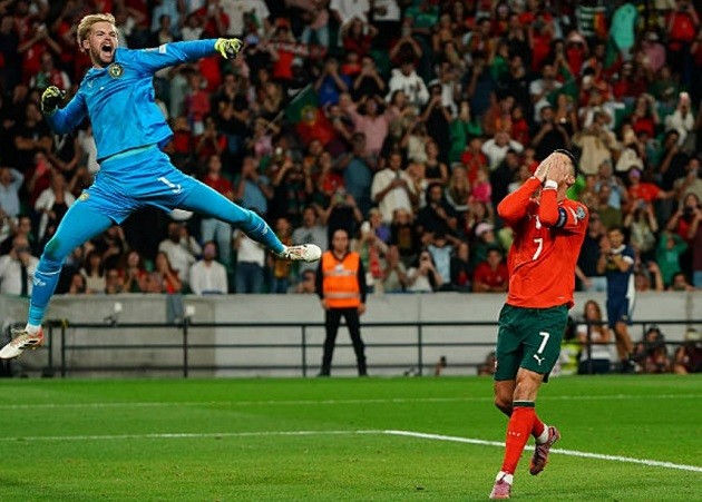 Ronaldo đá hỏng phạt đền khiến Bồ Đào Nha suýt mất điểm.