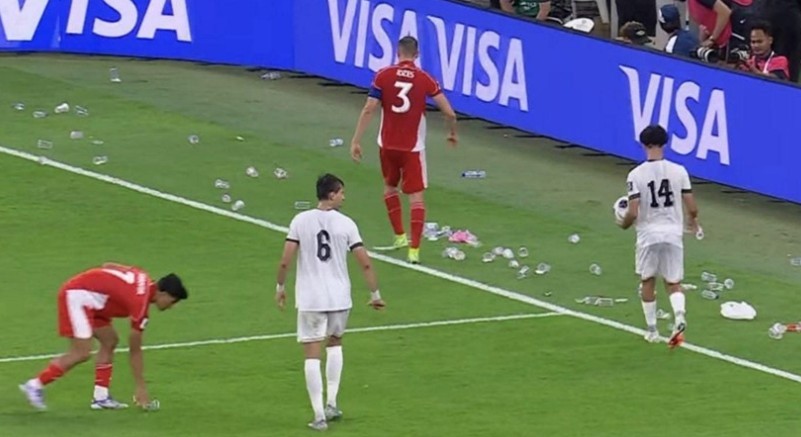 Các CĐV Indonesia ném vật thể lạ xuống sân. Ảnh chụp màn hình.