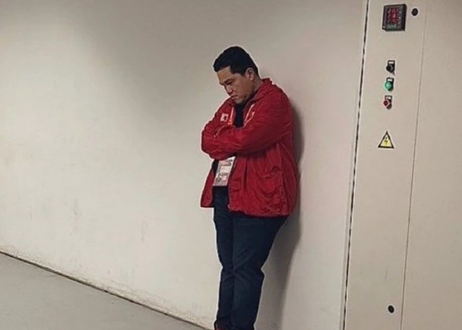 Hình ảnh buồn bã của Chủ tịch Erick Thohir.