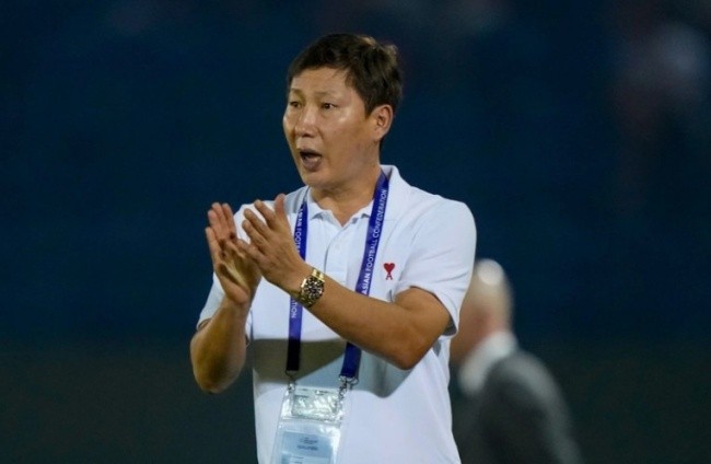 HLV Kim Sang-sik cần tìm lời giải cho bài toán tấn công.