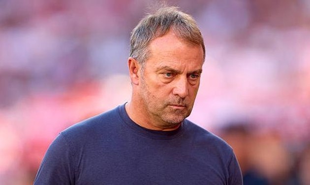 Hansi Flick muốn Barcelona đưa về thêm một hậu vệ thuận chân trái.