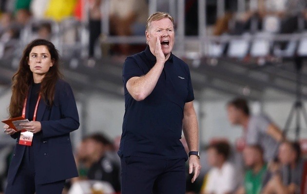 Koeman chưa hài lòng về hàng tiền vệ Hà Lan.