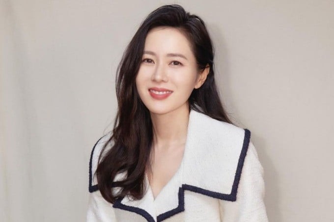 Phần đuôi được uốn nhẹ hướng vào trong giúp ôm gọn gương mặt, tạo hiệu ứng mềm mại, hiền hòa.
