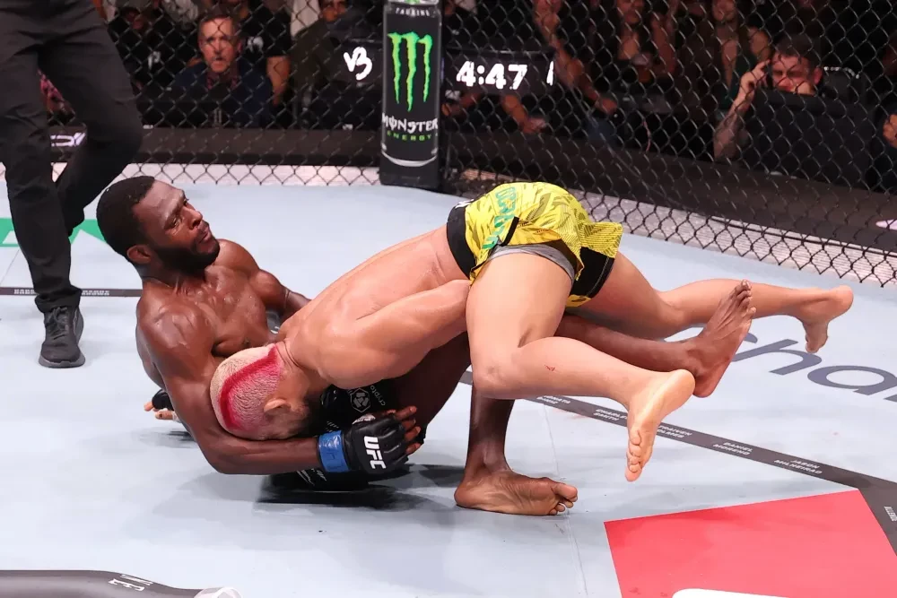 Deiveson Figueiredo và Montel Jackson trong trận đấu tại UFC Rio
