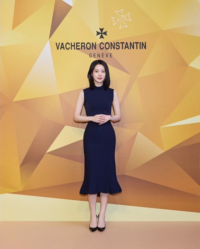 Ở những sự kiện trang trọng, Lim Ji Yeon thường chọn váy đứng dáng mang sắc xanh navy sang trọng. 