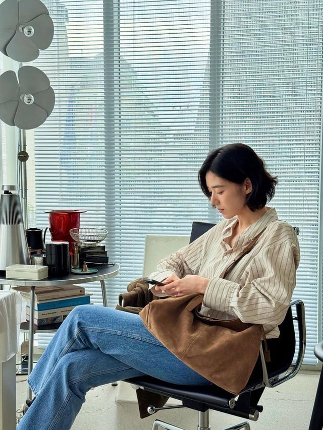 Nếu thêm một chiếc túi xách tông nâu, tổng thể outfit sẽ trở nên tinh tế và sang xịn mịn hơn.