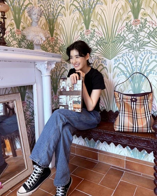 Nếu muốn làm mới phong cách hàng ngày, áo thun đen phối cùng quần jeans ống đứng là gợi ý lý tưởng. 