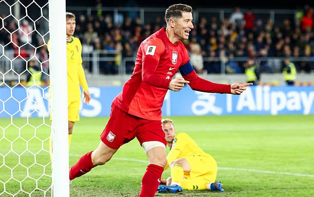 Robert Lewandowski tiếp tục