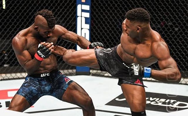 Joaquin Buckley tung cú đá xoay knock-out Impa Kasanganay