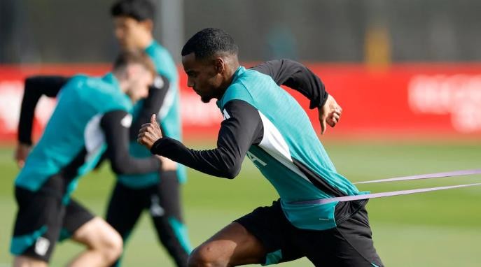 Việc chuyển nhượng ảnh hưởng tới phong độ lẫn thể trạng của Isak.