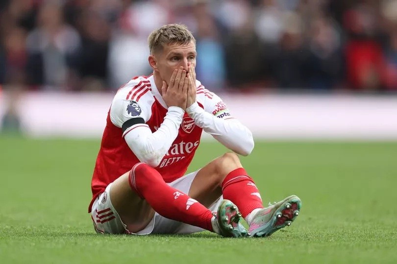 Odegaard sẽ lại phải ngồi ngoài một thời gian.
