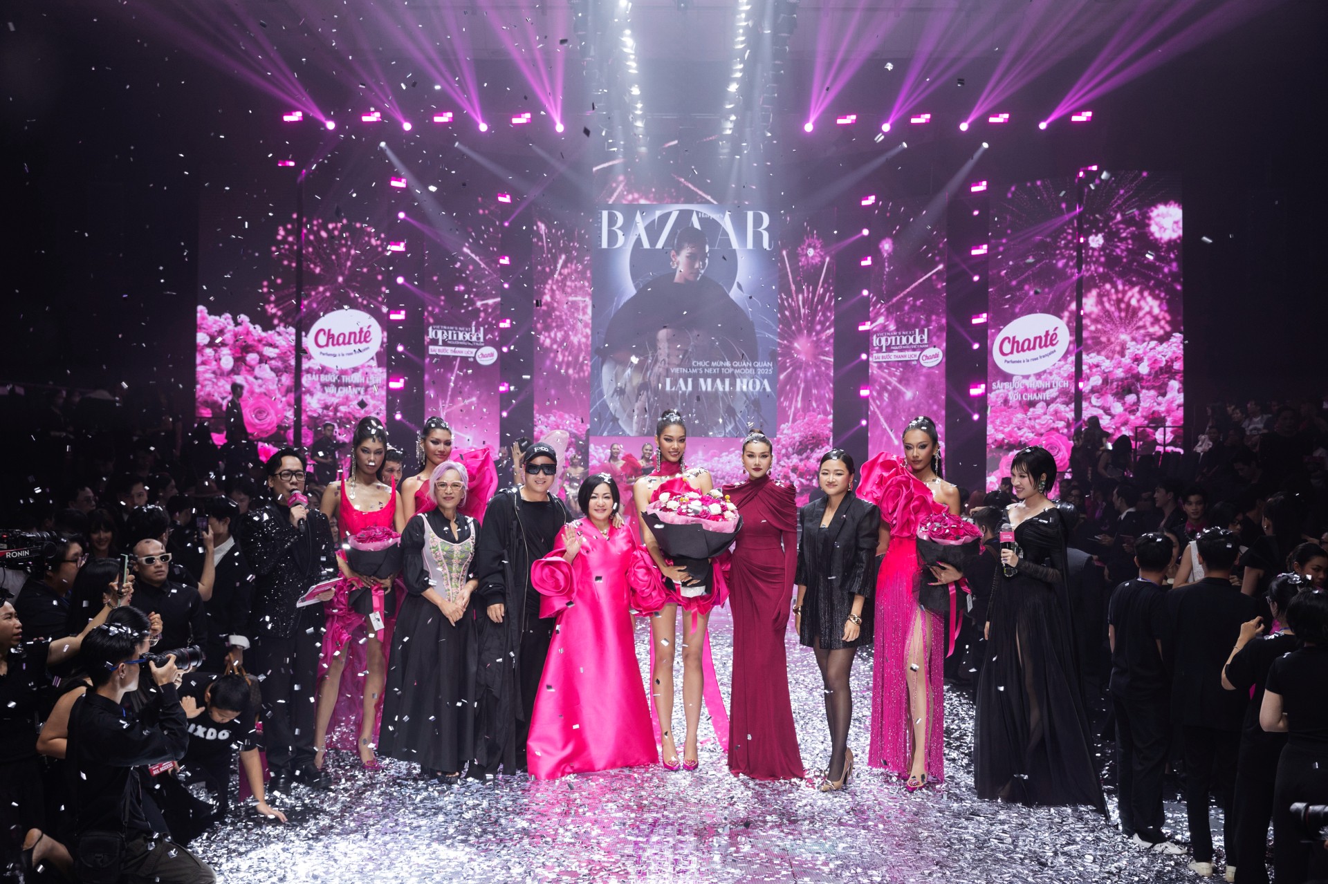 3. Dàn Ban Giám khảo cùng Quán quân Vietnam’s Next Top Model - Lại Mai Hoa tại sân khấu đêm chung kết 