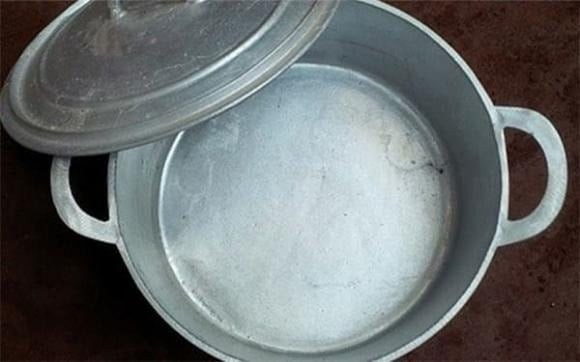 Nồi niêu, xoong chảo không chỉ là vật dụng nấu nướng mà còn tượng trưng cho sự đủ đầy, sung túc.