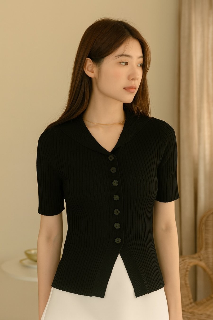 Chiếc áo len ôm nhẹ vừa giữ ấm vừa tôn lên vòng eo gọn gàng – lựa chọn lý tưởng cho những ngày se lạnh nhưng vẫn muốn giữ vẻ nữ tính và thanh lịch.